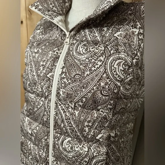 Lands’ End Paisley Quilted Puffer Vest XS | NWOT Zip Front Layering - Picture 4 of 8